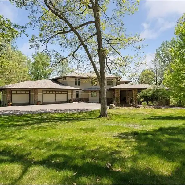 RESORT-LIKE NORTH OAKS PROPERTY