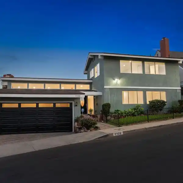 STRIKING MID-CENTURY MODERN RESIDENCE