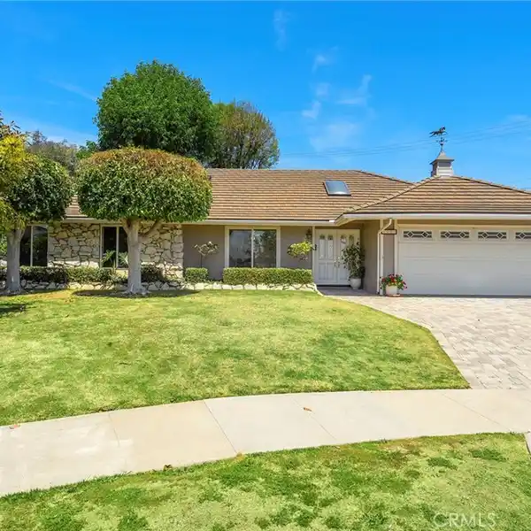 CHARMING SINGLE-LEVEL HOME ON AN EXPANSIVE LOT