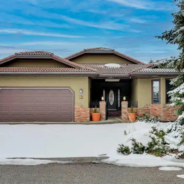 EXPANSIVE WALKOUT BUNGALOW IN SCENIC ACRES