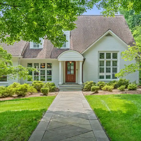 IMPECCABLY MAINTAINED AND ELEGANT HOME