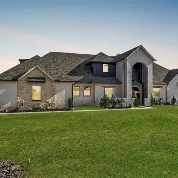 MODERN LUXURY LIVING WITH STUNNING VIEWS