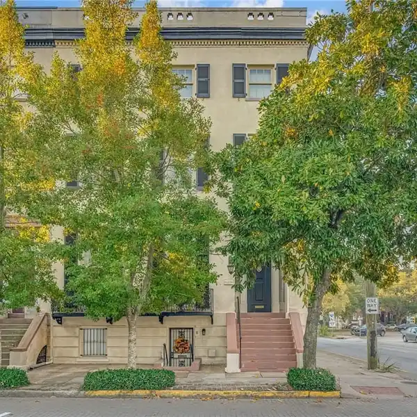 BEAUTIFULLY RESTORED AND RENOVATED END-UNIT TOWNHOUSE