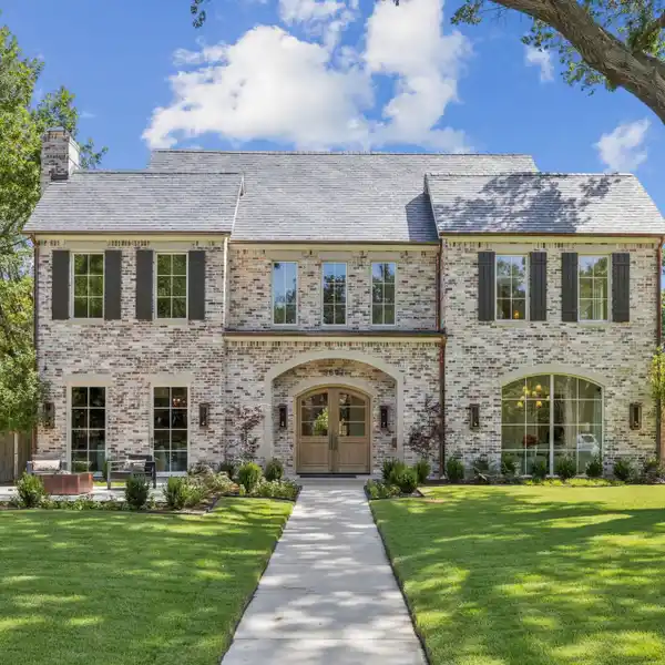 TRANSITIONAL HOME IN THE FAIRWAY OF UNIVERSITY PARK