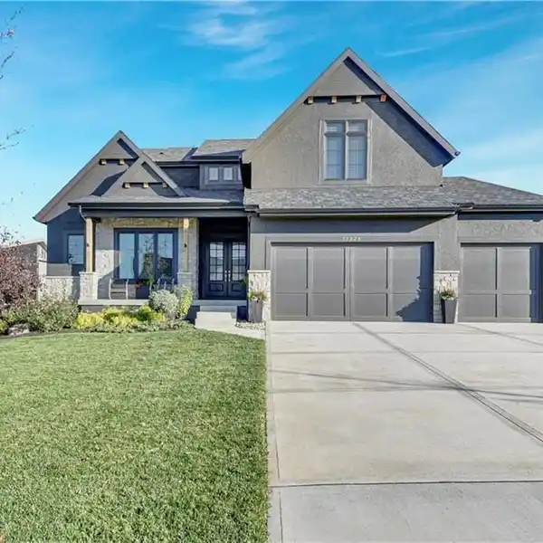 STUNNING HOME WITH BLEND OF LUXURY AND FUNCTIONALITY