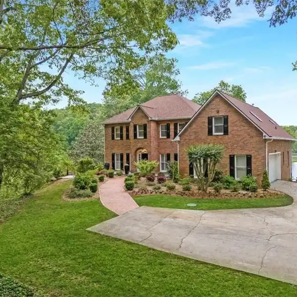 LAKEFRONT LUXURY WITH CITY CONVENIENCE