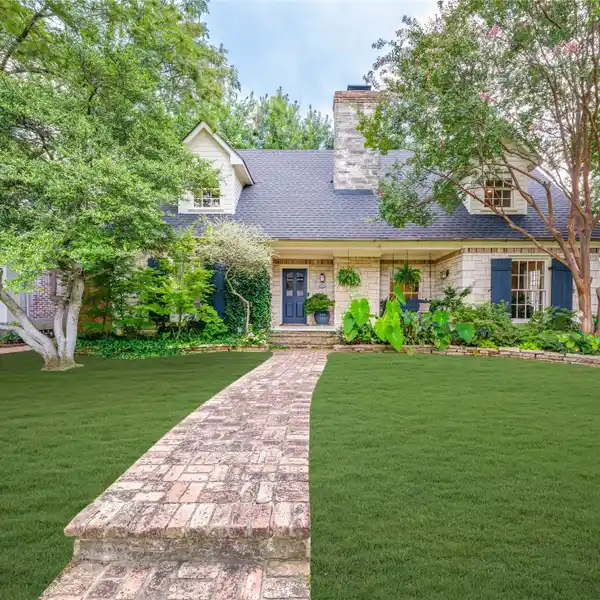 CHARMING AUSTIN STONE TRADITIONAL HOME