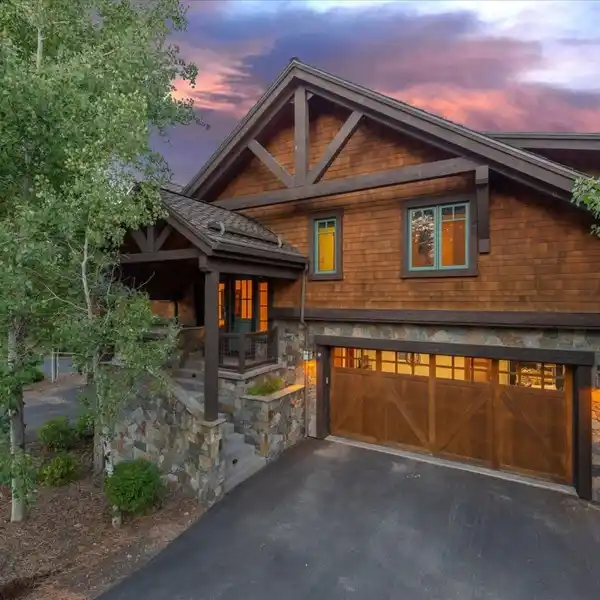 LUXURIOUS RESORT LIVING WITH MOUNTAIN VIEWS AND GOLF FRONTAGE