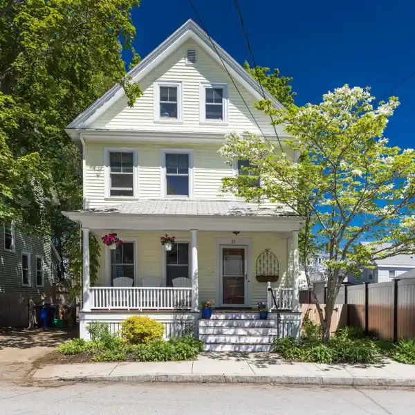 EXCEPTIONALLY CARED FOR 1900S NEW ENGLANDER