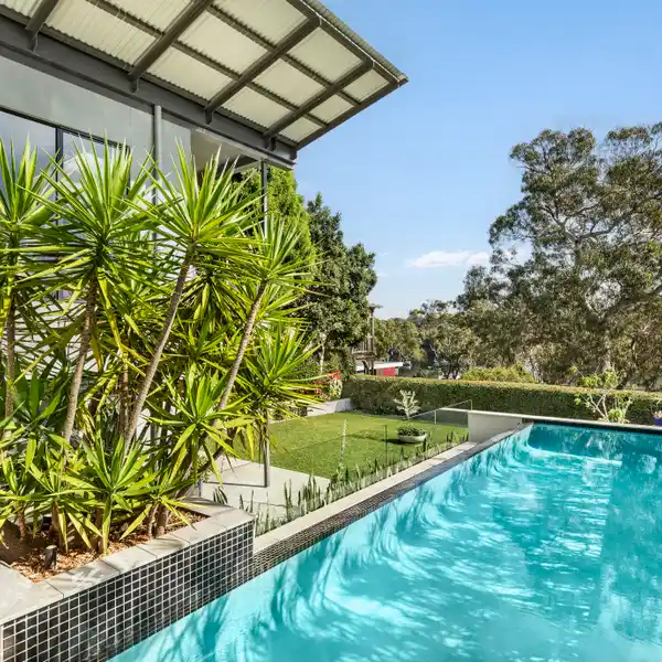 CONTEMPORARY STYLE STUNNING FAMILY RESIDENCE