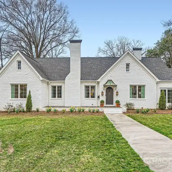 BEAUTIFUL LIGHT-FILLED FOXCROFT HOME