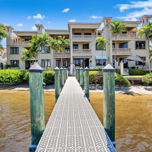 ELEGANT TOWNHOME AT THE OCEAN RIDGE YACHT CLUB