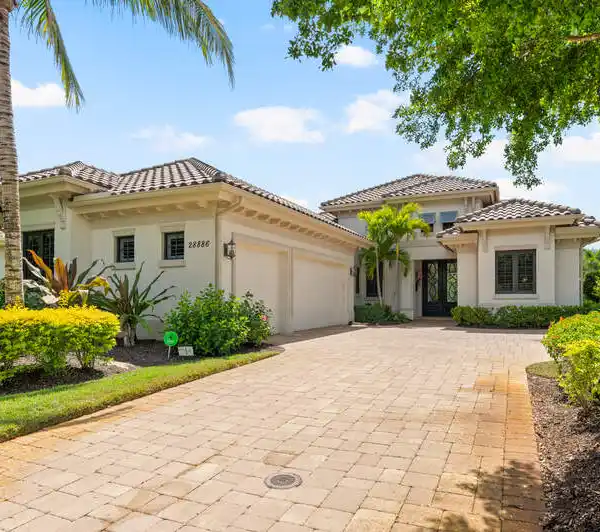 UPDATED VILLA WITH IMMEDIATE GOLF MEMBERSHIP AVAILABLE