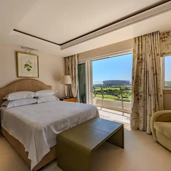 LUXURY PENTHOUSE IN ICONIC MOUILLE POINT