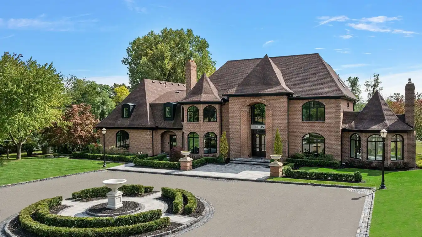Extraordinary Lakefront Estate