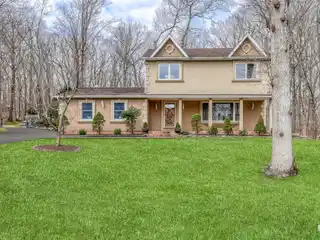Beautiful Side-hall Colonial on a Quiet Cul-de-sac