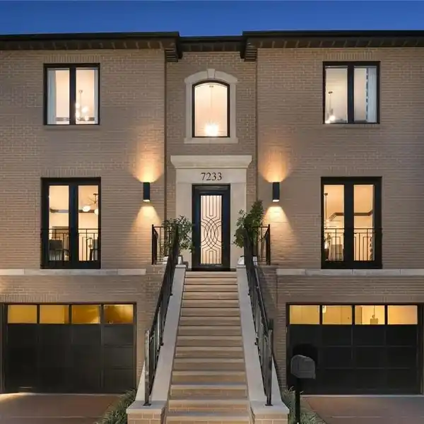 METROPOLITAN ELEGANCE IN A VIBRANT SETTING