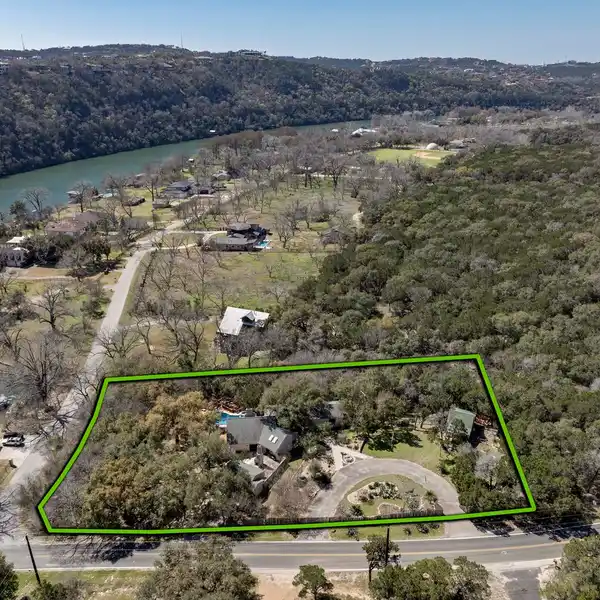 RUSTIC RESIDENCE ON AN ICONIC AUSTIN STREET