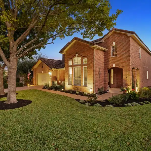 ELEVATED LIVING WITH A BEAUTIFUL SALTWATER POOL AND SPA