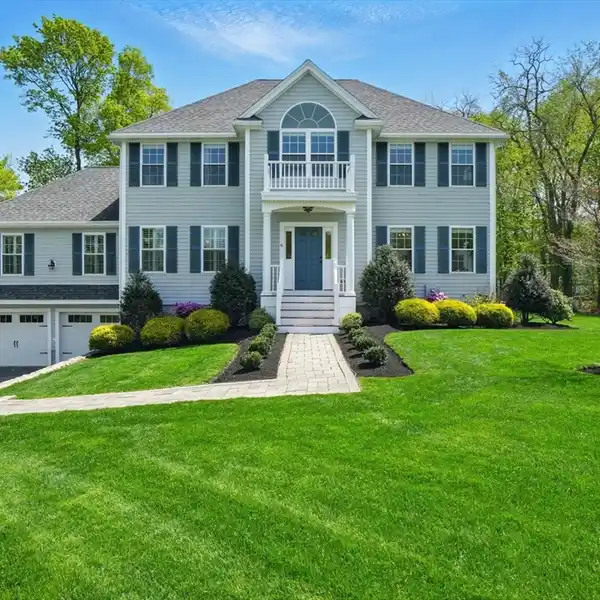 ELEGANT COLONIAL ON A CUL-DE-SAC
