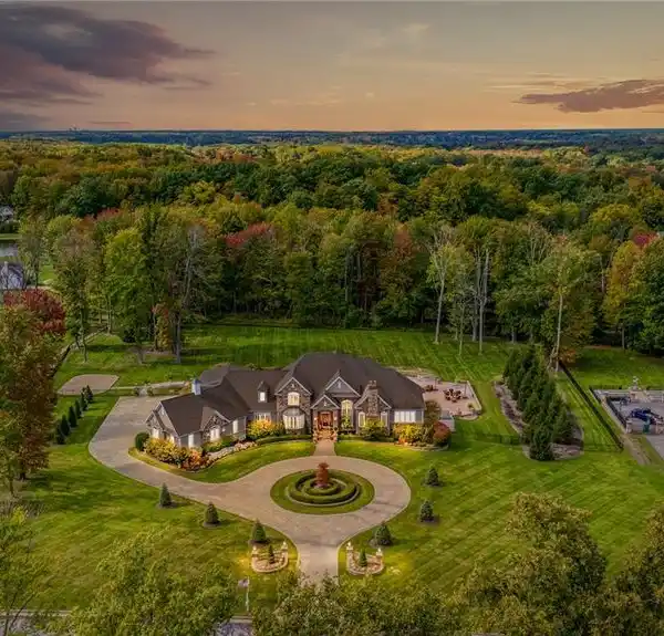 MAGNIFICENT GEORGIAN MANOR IN PRESTIGIOUS FOXWOOD TRAIL