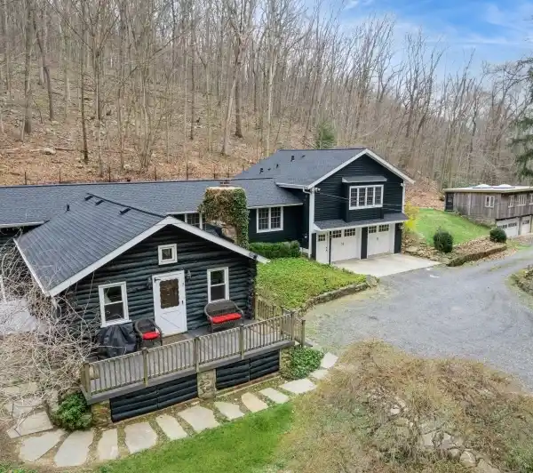 MODERN COUNTRYSIDE ESCAPE WITH ARTISTIC STUDIO