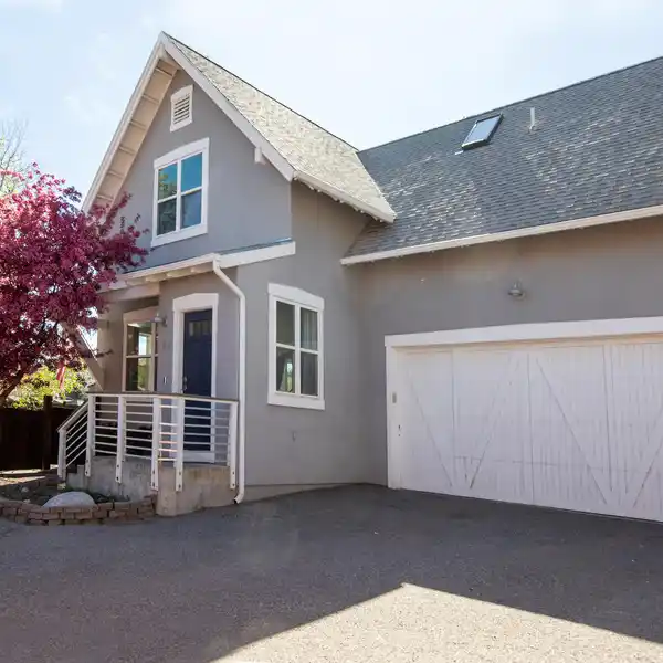 MOUNTAIN CONTEMPORARY COMFORT IN THE HEART OF EAGLE
