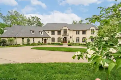Exceptional Lakefront Retreat