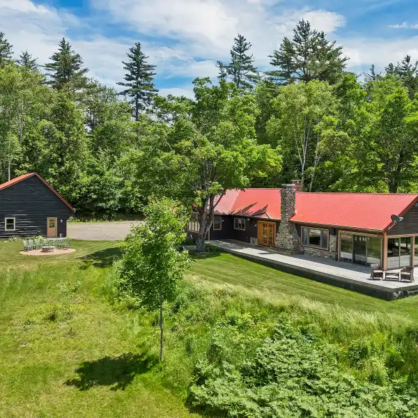 LUXURIOUS CUSTOM LOG HOME