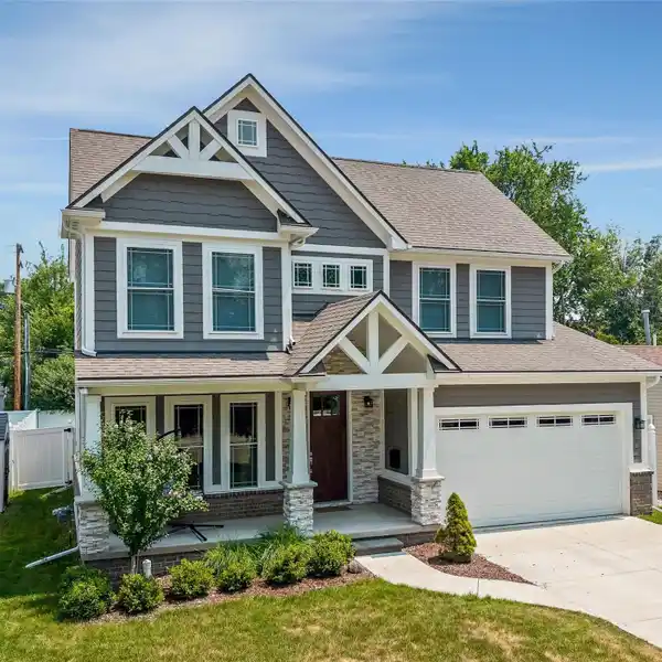 STUNNING COLONIAL HOME IN HIGHLY DESIRABLE LOCATION