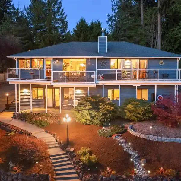 ONE-OF-A-KIND DAYLIGHT RAMBLER WITH SWEEPING VIEWS