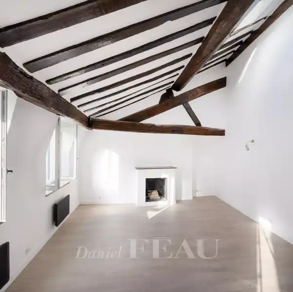 CHARMING PERIOD FLAT WITH EXPOSED BEAMS