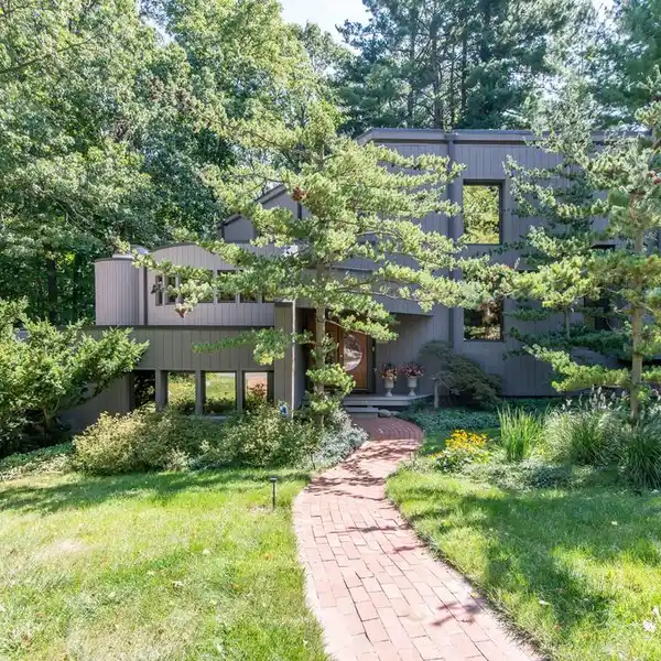 ELEGANT CONTEMPORARY IN UPPER WATERHILL