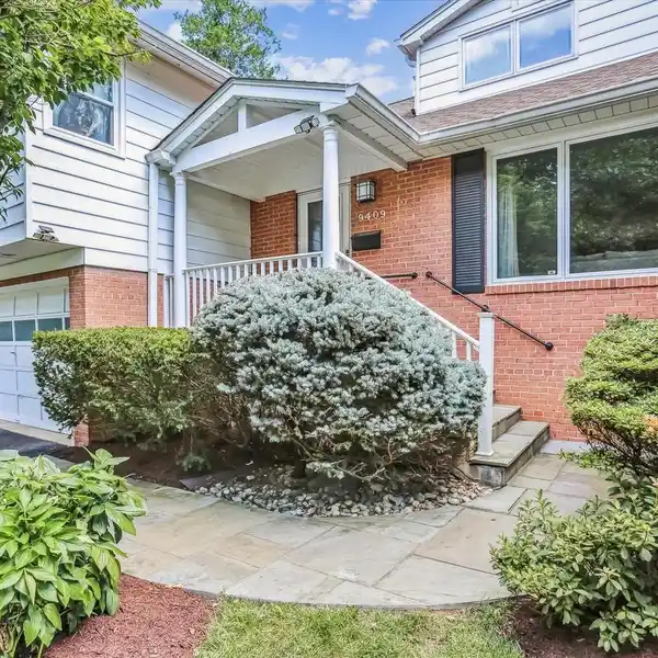 LUXURY LIVING IN ALTA VISTA WITH PRIVATE BACKYARD