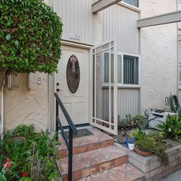 BRIGHT TOWNHOME WITH COMMUNITY POOL ACCESS