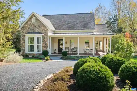 Renovated Farmhouse with Panoramic Mountain Views