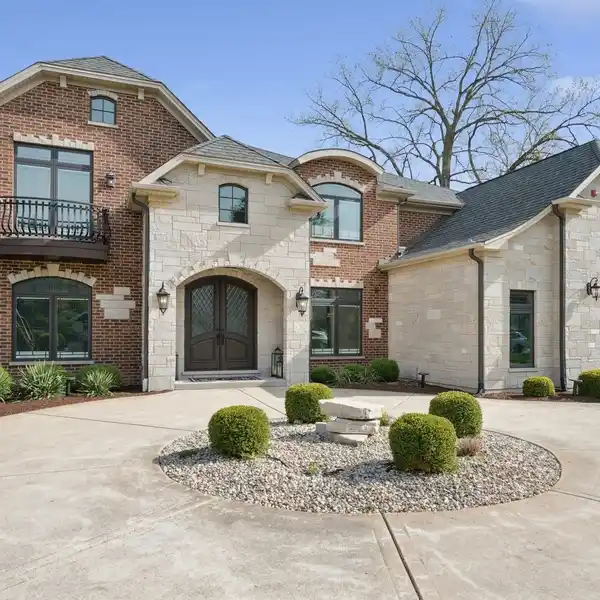 BEAUTIFUL CUSTOM BUILT HOME