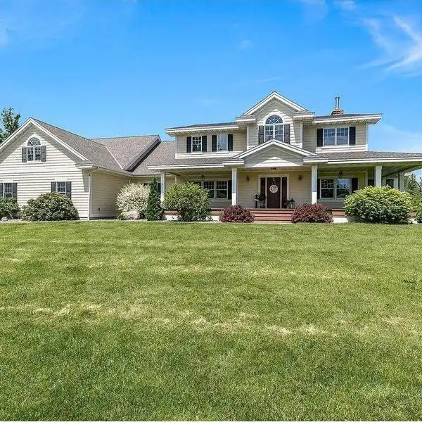 LOVELY HOME ON 40 PRIVATE ACRES