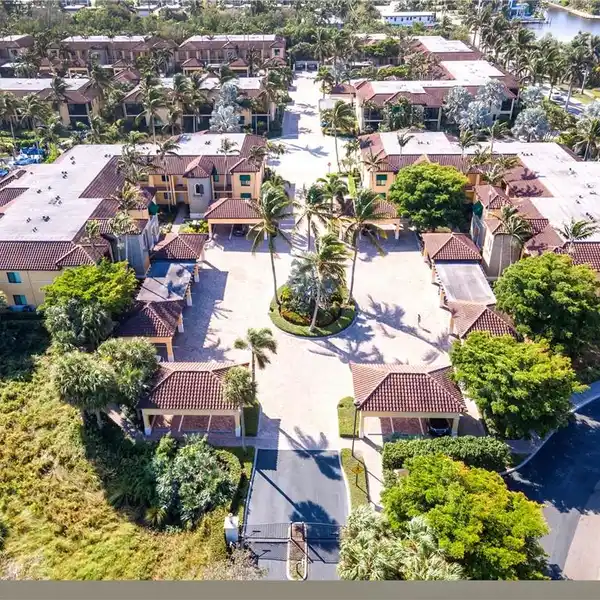 GORGEOUS FIRST FLOOR CONDO IN THE NAPLES BAY RESORT