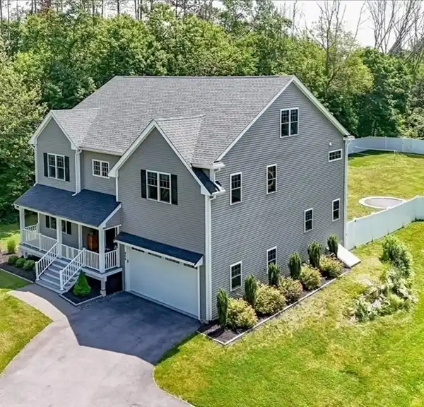 SPACIOUS AND STYLISH SIX-YEAR-YOUNG COLONIAL