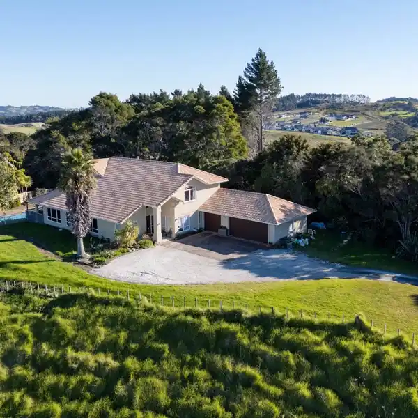 EXPANSIVE PRIVATE RETREAT