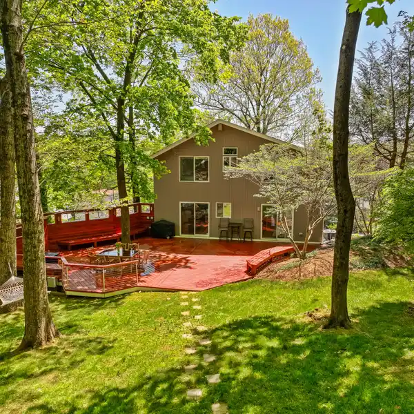 STUNNING CONTEMPORARY HOME WITH TREETOP VIEWS