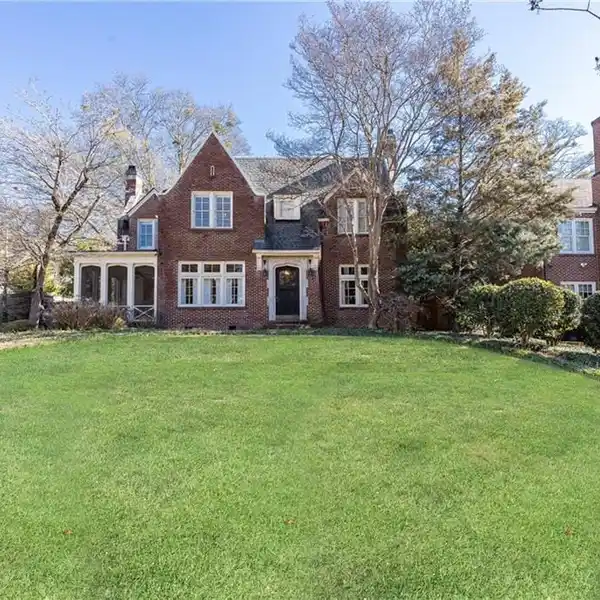 CLASSIC 1930S GARDEN HILLS TUDOR