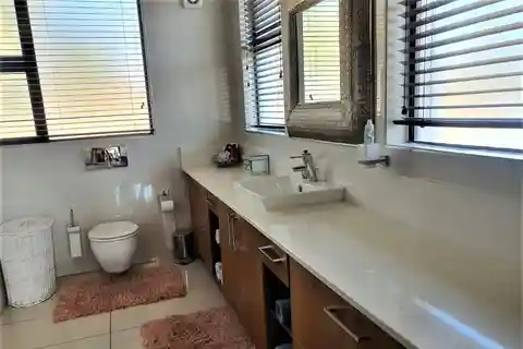 Opulent Six Bedroom Residence on the Waterfront of Witbank Dam