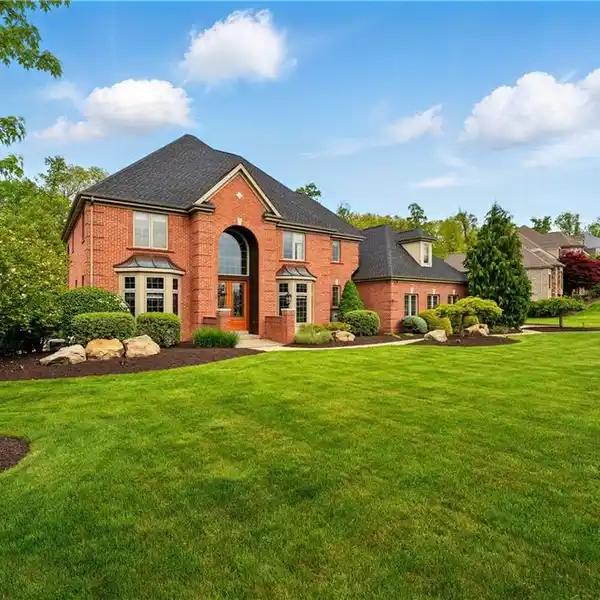 CUSTOM LUXURY ON 1.25 ACRES IN FOREST KNOLL