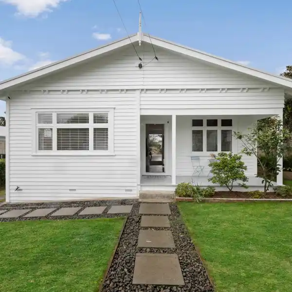 BEAUTIFULLY PRESENTED BUNGALOW NEAR CORNWALL PARK