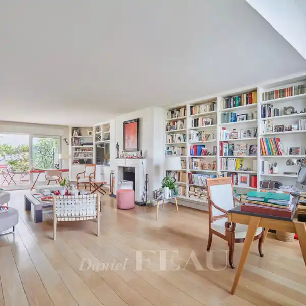 BRIGHT BEAUTIFUL HOME WITH ATTACHED GARAGE