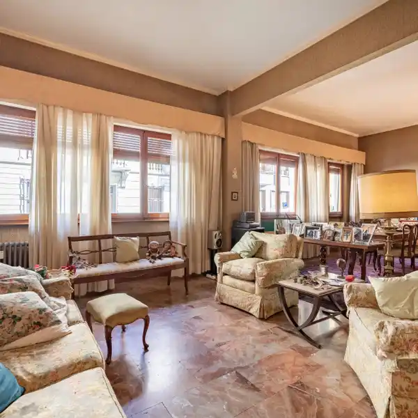 LARGE RAISED GROUND FLOOR APARTMENT