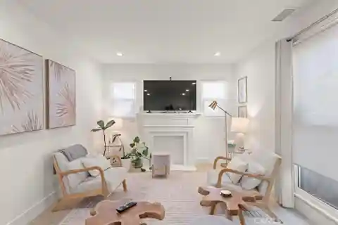 Remodeled Mid-Wilshire Home with Private Upstairs Unit