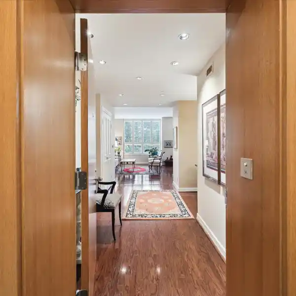 ELEGANT HOME IN A GREAT BUILDING